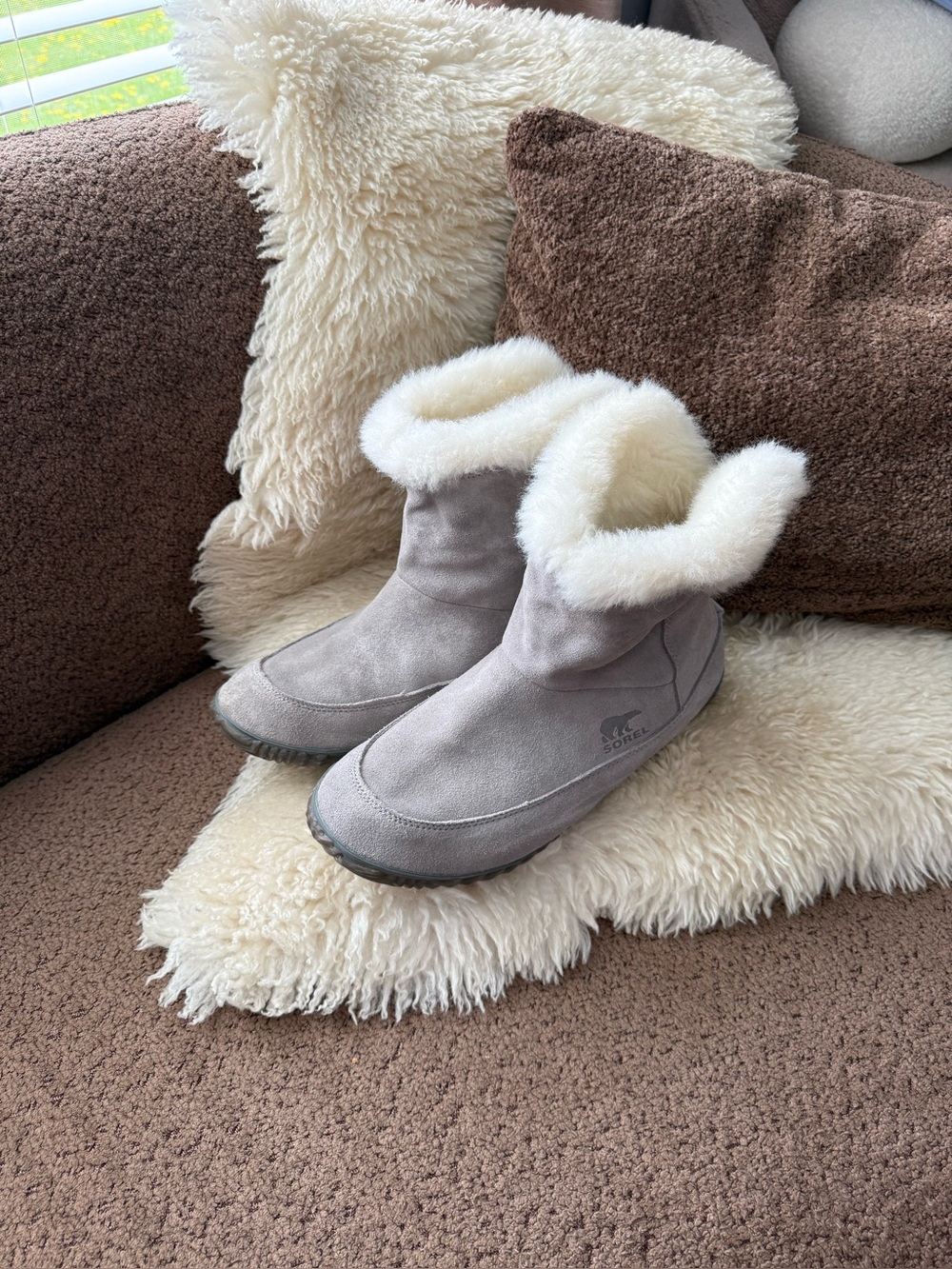 Sorel Women's Out 'N About Booties in chrome grey and natural๐